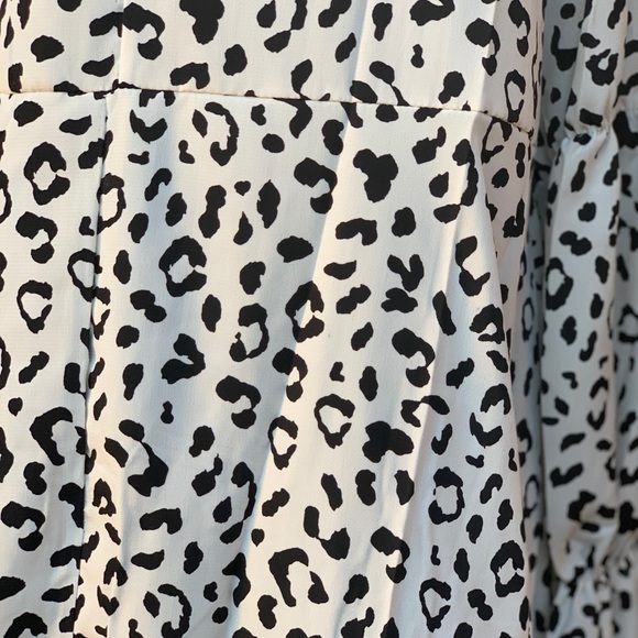 BLACK & WHITE ANIMAL PRINT RUFFLED DIP HEM BLOUSE - Picture 7 of 8